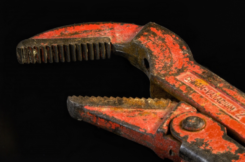 plombier-SEILLANS-min_pipe-wrench-318084